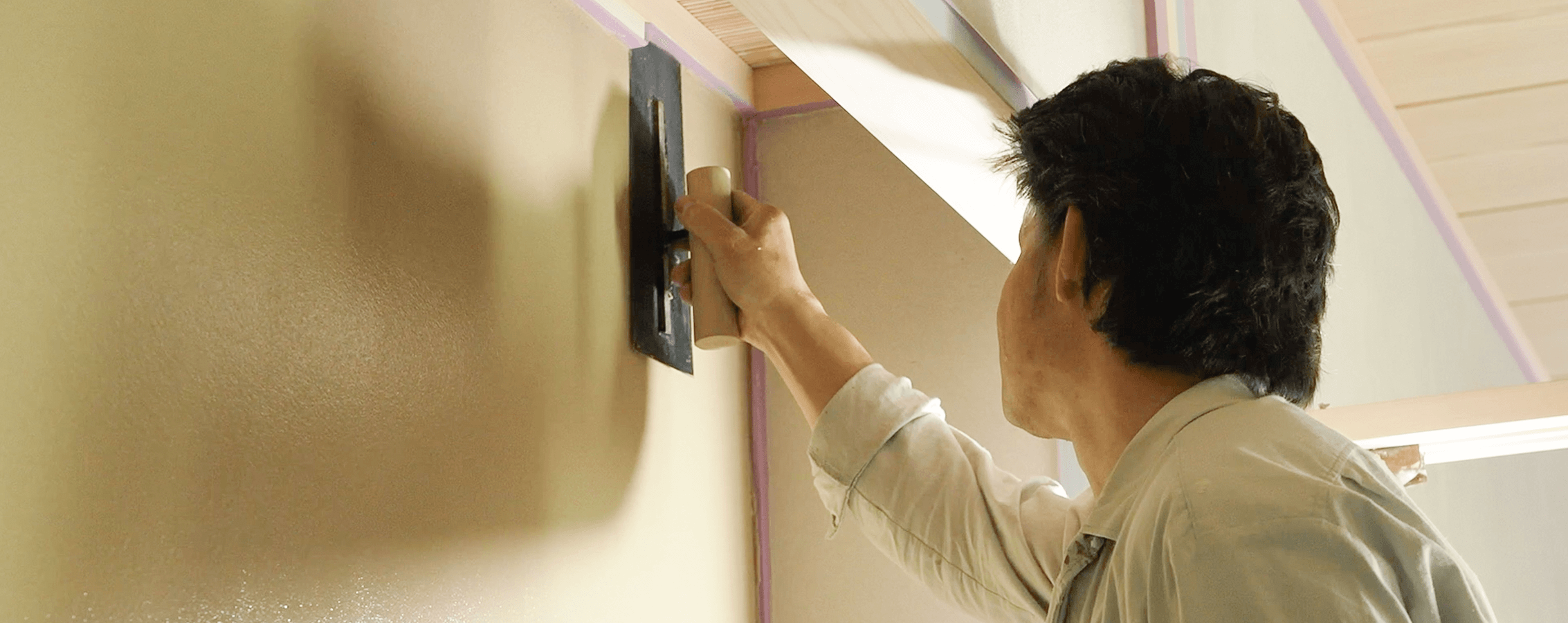 左官工事を行う職人