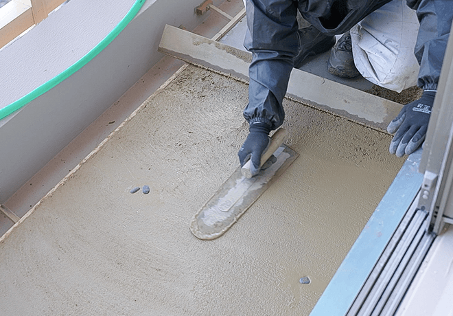 地面にコンクリートなどを流して固める職人