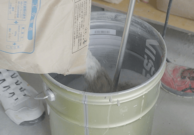 様々な材料を調合して混ぜる様子