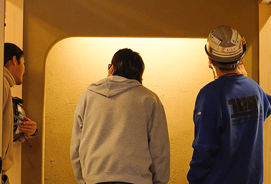 職長会活動 壁を確認している様子