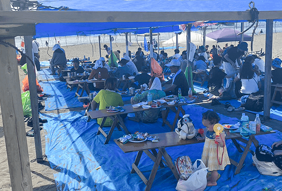 テーブルを囲みながらコミュニケーションをとる参加者たち