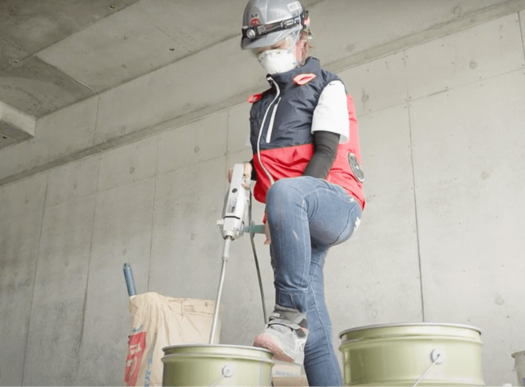 左官の仕事 混ぜる