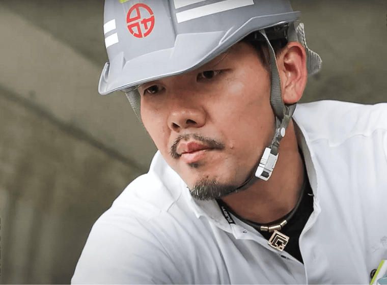 左官の仕事 塗り付ける