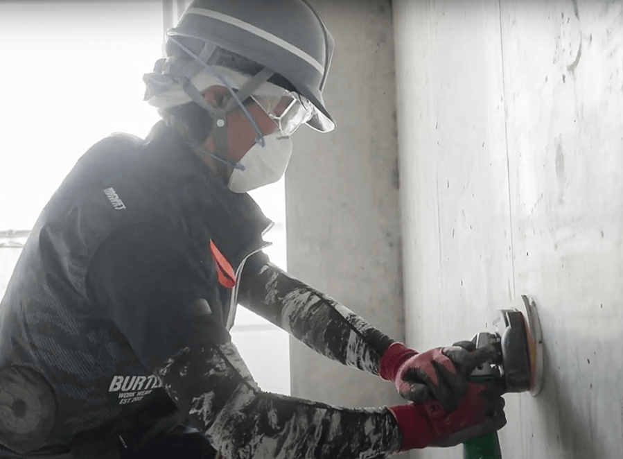 左官の仕事 削る